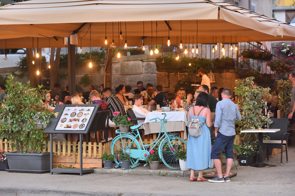 U Dubrovniku tradicionalno najskuplji restorani puni, oni drugi još uvijek nemaju prepune terase (Snimio Božo Radić/Cropix)